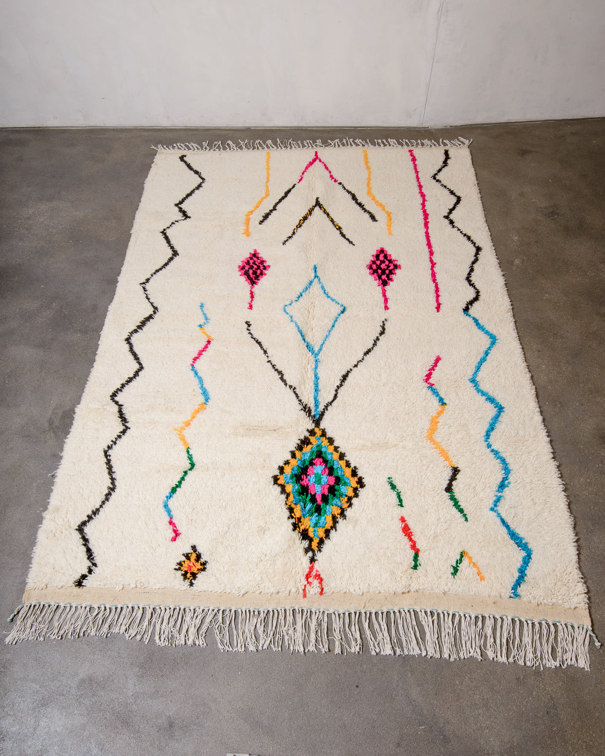 Modern designer handcrafted Berber rug from Morocco. Azilal rug with beautiful colours and patterns. Made of sheep’s wool and cotton.
